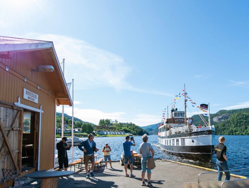 SOMMERHYGGE: M/S Victoria kommer inn til Kviteseid brygge. Foto: Styrk Fjærtoft