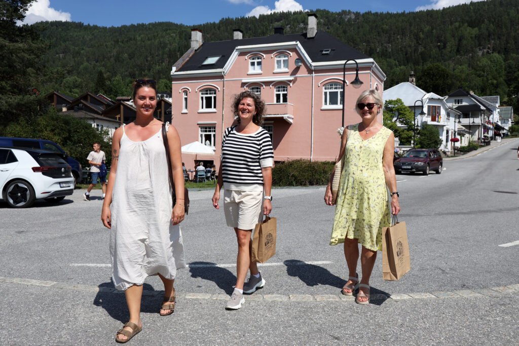 KANALPERLE: Kviteseid er langt mer enn bare et stopp langs Telemarkskanalen. Solveig Loland Tveit (f.v.), Unni Tveit og Anne Bjørg Haugan bruker blant annet tettstedet til shopping og kafékos! Foto: Rune S. Alexandersen